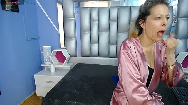 sophia ny online show from September 10, 2025, 1:33 pm