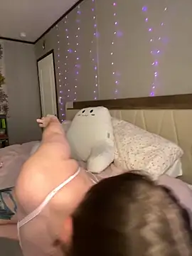 Sweetdee222x online show from September 10, 2025, 10:32 pm