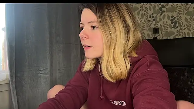 Snapshot of Nina_blain chatting on February 3, 2025, 12:14 pm Nina blain online show from February 3, 2025, 12:14 pm