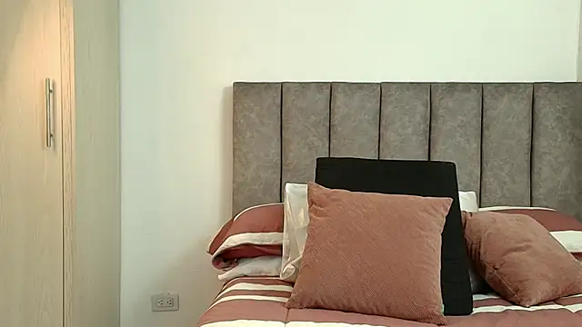 Snapshot of karina_lewis_ chatting on April 15, 2026, 5:47 am karina lewis online show from April 15, 2026, 5:47 am