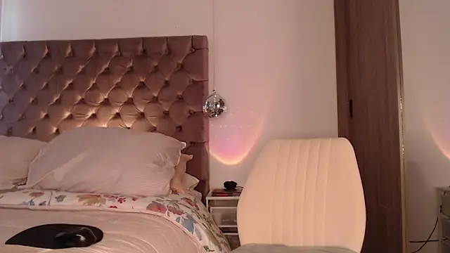 Roussmariehenao online show from March 29, 2026, 1:38 am