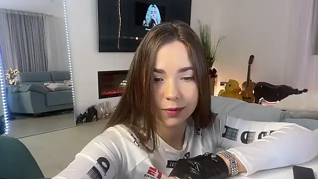 Mika Miller online show from February 3, 2026, 5:05 am