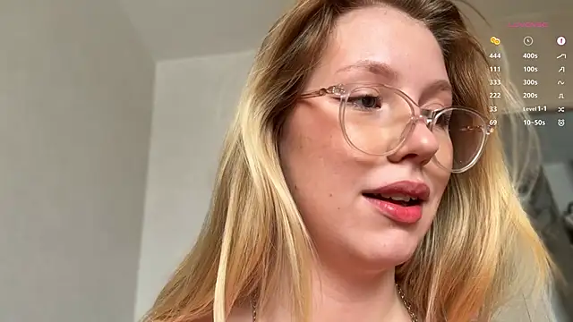 HoneyAudrey online show from March 7, 2025, 4:02 am