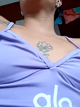 Leslly  online show from April 15, 2026, 7:58 pm