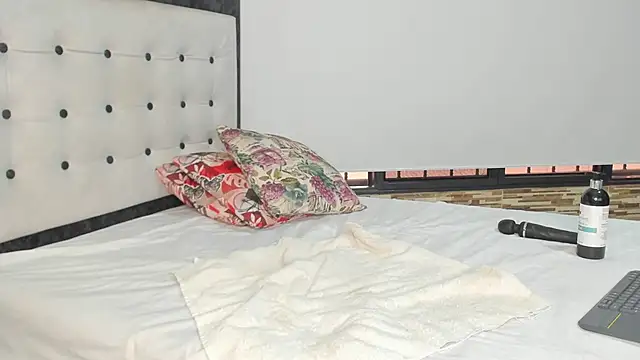 SelenaGmez online show from February 14, 2025, 1:29 pm