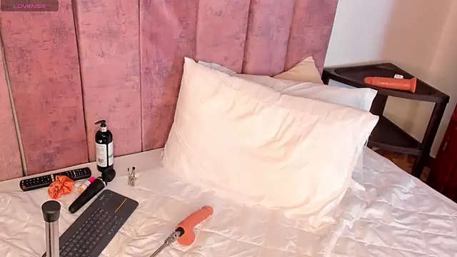 Snapshot of SelenaGmez chatting on February 3, 2026, 12:21 pm SelenaGmez online show from February 3, 2026, 12:21 pm