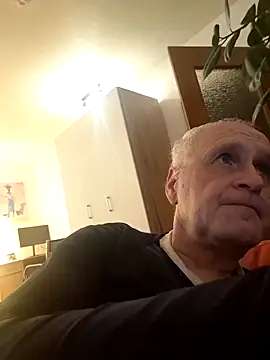 Milkasahne64 online show from December 18, 2025, 7:42 pm