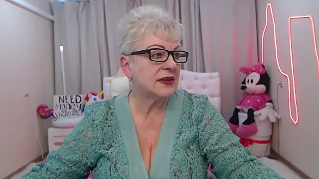 Snapshot of KayleSmoll chatting on May 22, 2026, 6:35 pm KayleSmoll online show from May 22, 2026, 6:35 pm