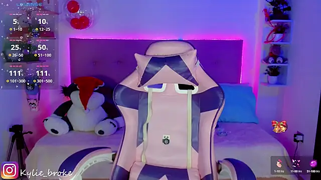 Snapshot of Kylie_brokee chatting on December 19, 2024, 12:13 am Kylie brokee online show from December 19, 2024, 12:13 am