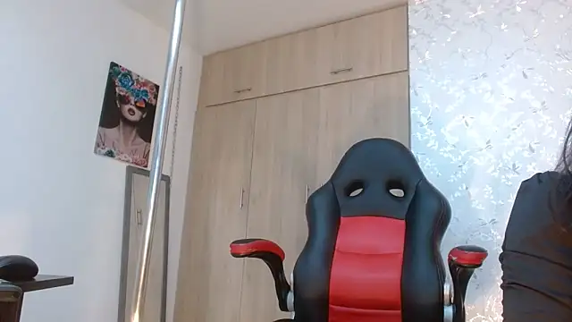 PaulinaRubio  online show from February 21, 2025, 10:26 pm