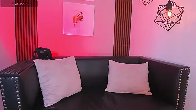 Nahiajhonson  online show from December 17, 2025, 1:17 pm