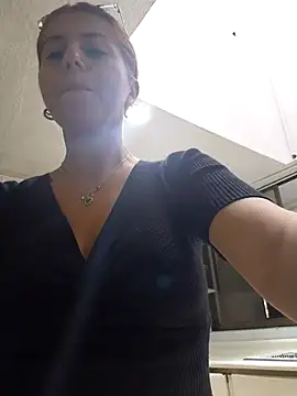 Nahiajhonson  online show from April 7, 2026, 12:27 pm