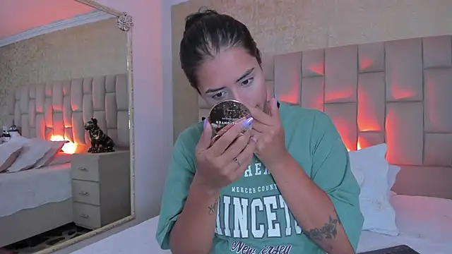 EmmaTorres  online show from October 8, 2025, 8:28 pm