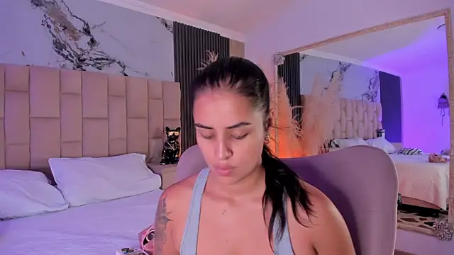 EmmaTorres  online show from April 13, 2026, 8:47 pm