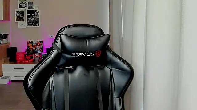 Sm0ly online show from May 18, 2026, 3:02 am