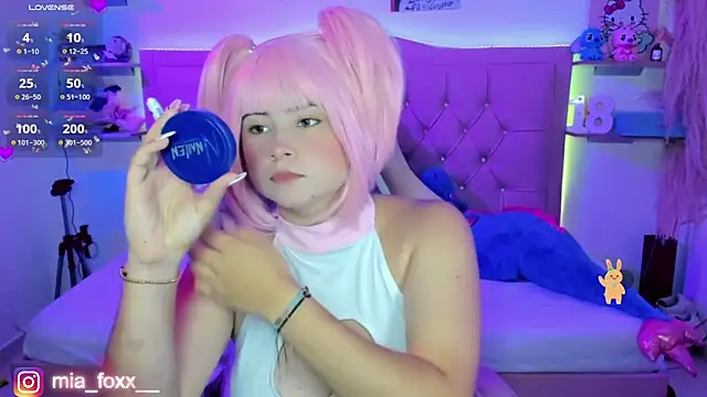 Mia foxx  online show from December 2, 2025, 9:10 pm