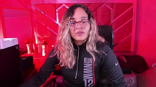 Snapshot of Olivia_Fox69 chatting on February 10, 2026, 3:32 am Olivia Fox69 online show from February 10, 2026, 3:32 am