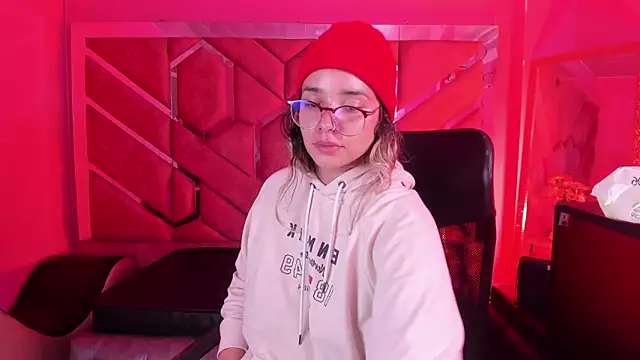 Snapshot of Olivia_Fox69 chatting on February 17, 2026, 4:20 am Olivia Fox69 online show from February 17, 2026, 4:20 am