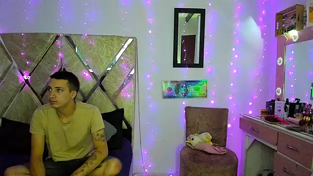 parejacaliente20154 online show from December 1, 2025, 9:03 am