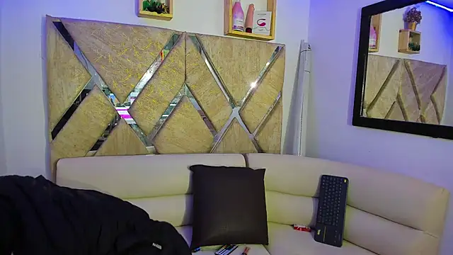 parejacaliente20154 online show from April 19, 2026, 11:09 am