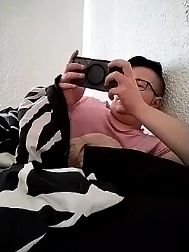 bisexualboy05 online show from September 20, 2025, 7:42 am