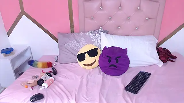 Madeline Woods online show from February 11, 2025, 6:55 pm