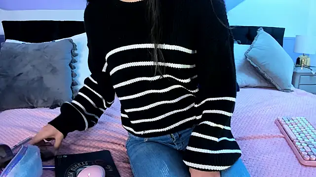 Snapshot of Julieta_Cortes__ chatting on February 22, 2025, 11:46 am Julieta Cortes online show from February 22, 2025, 11:46 am