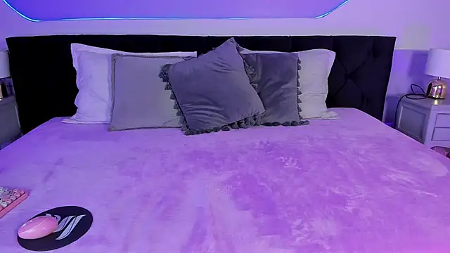 Snapshot of Julieta_Cortes__ chatting on September 19, 2025, 12:06 pm Julieta Cortes online show from September 19, 2025, 12:06 pm