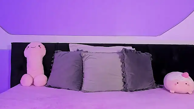 Snapshot of Julieta_Cortes__ chatting on November 3, 2025, 12:50 pm Julieta Cortes online show from November 3, 2025, 12:50 pm