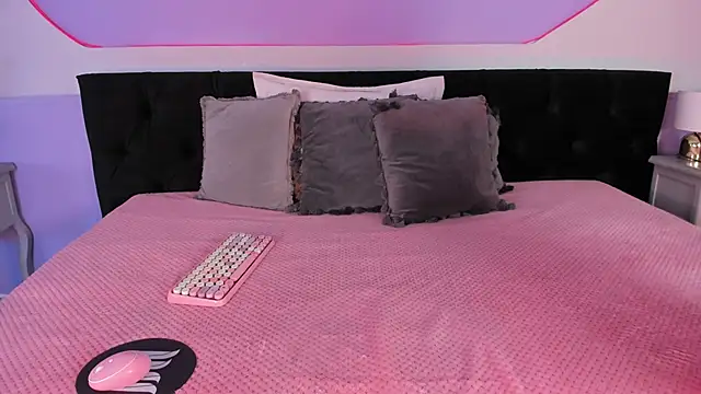 Snapshot of Julieta_Cortes__ chatting on December 2, 2025, 12:21 pm Julieta Cortes online show from December 2, 2025, 12:21 pm