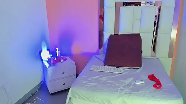 Snapshot of Alanna_hot3 chatting on December 16, 2025, 7:30 pm Alanna hot3 online show from December 16, 2025, 7:30 pm