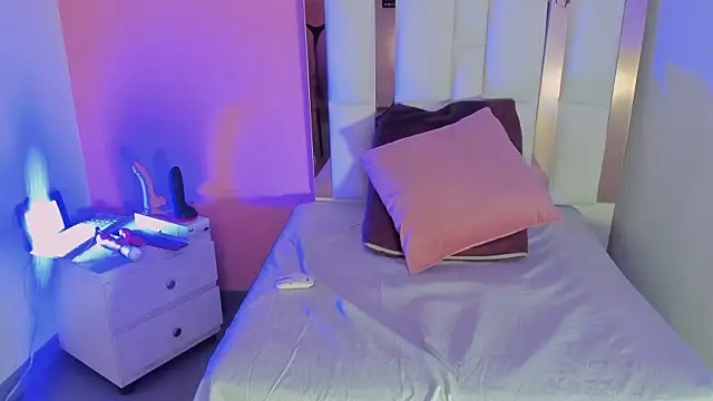 Snapshot of Alanna_hot3 chatting on December 18, 2025, 7:31 pm Alanna hot3 online show from December 18, 2025, 7:31 pm