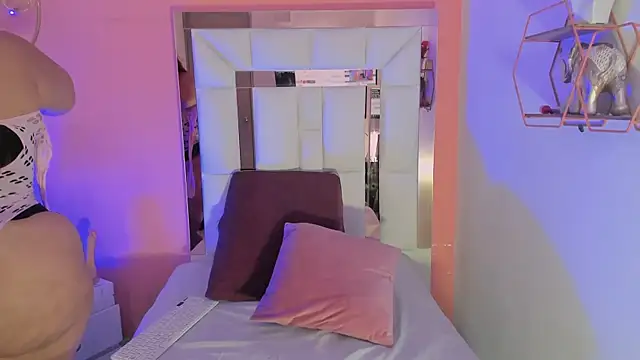 Snapshot of Alanna_hot3 chatting on December 20, 2025, 2:35 pm Alanna hot3 online show from December 20, 2025, 2:35 pm