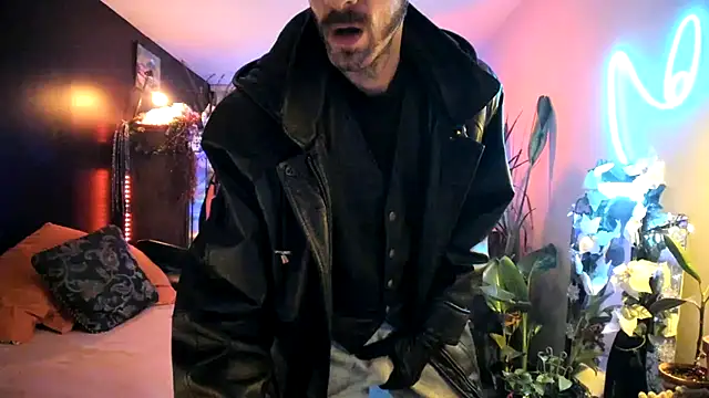 Snapshot of leatherz69 chatting on December 19, 2024, 8:56 am leatherz69 online show from December 19, 2024, 8:56 am