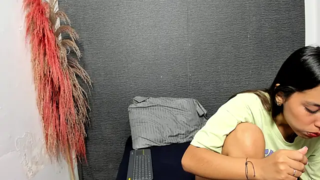 Snapshot of monse_02 chatting on February 23, 2025, 12:48 pm monse 02 online show from February 23, 2025, 12:48 pm