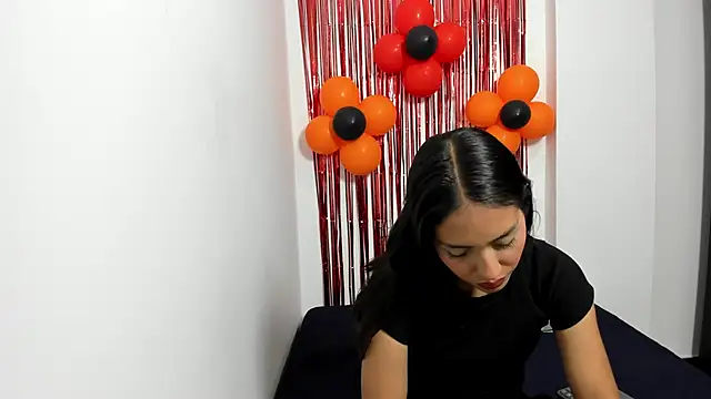 Snapshot of monse_02 chatting on November 5, 2025, 2:17 pm monse 02 online show from November 5, 2025, 2:17 pm