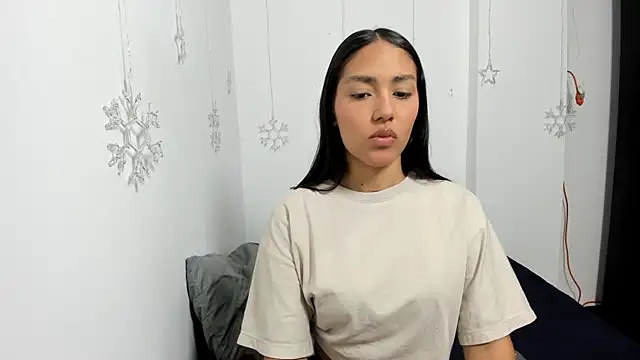 Snapshot of monse_02 chatting on December 15, 2025, 12:53 pm monse 02 online show from December 15, 2025, 12:53 pm