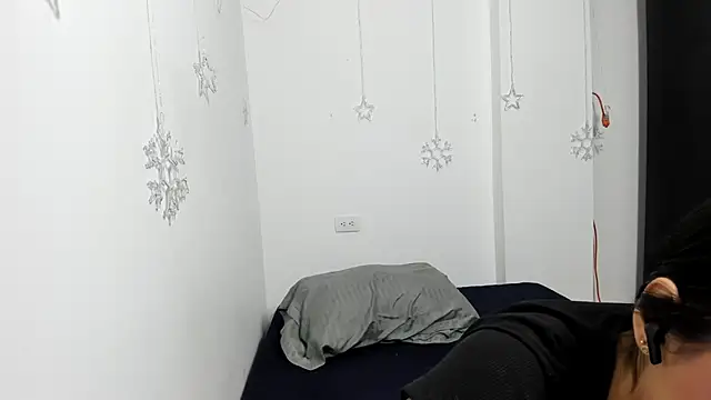 Snapshot of monse_02 chatting on February 15, 2026, 2:03 pm monse 02 online show from February 15, 2026, 2:03 pm