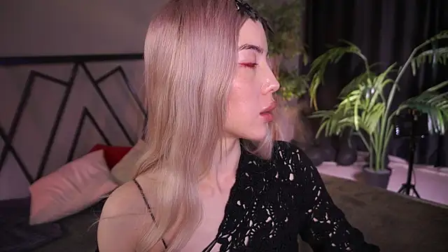 LindaThacker online show from April 13, 2026, 4:29 am