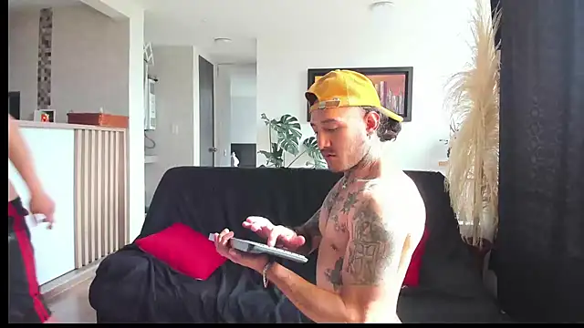 Snapshot of MARCELOANDLUCIAN chatting on February 24, 2025, 10:36 pm MARCELOANDLUCIAN online show from February 24, 2025, 10:36 pm