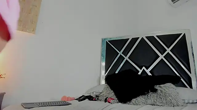 anahidolls online show from January 22, 2025, 4:02 pm