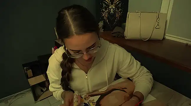 luxie milady online show from December 15, 2024, 1:43 pm