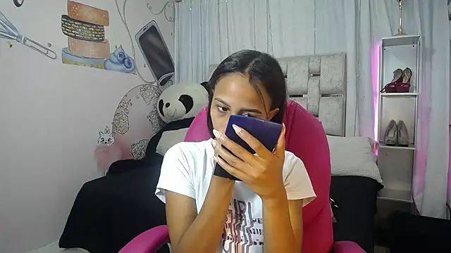 EMMA SWEETT1 online show from November 26, 2025, 12:28 pm