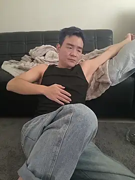 kisstoyousoon2024 online show from November 9, 2025, 12:47 pm