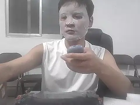 kisstoyousoon2024 online show from December 3, 2025, 8:18 pm