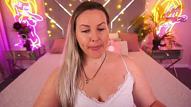 Snapshot of KiraCandyS chatting on April 24, 2026, 6:21 pm KiraCandyS online show from April 24, 2026, 6:21 pm