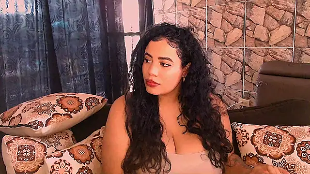 Snapshot of Emmacamille chatting on February 27, 2025, 4:43 pm Emmacamille online show from February 27, 2025, 4:43 pm