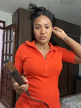 Snapshot of KyaraMiller chatting on February 20, 2026, 8:31 pm KyaraMiller online show from February 20, 2026, 8:31 pm