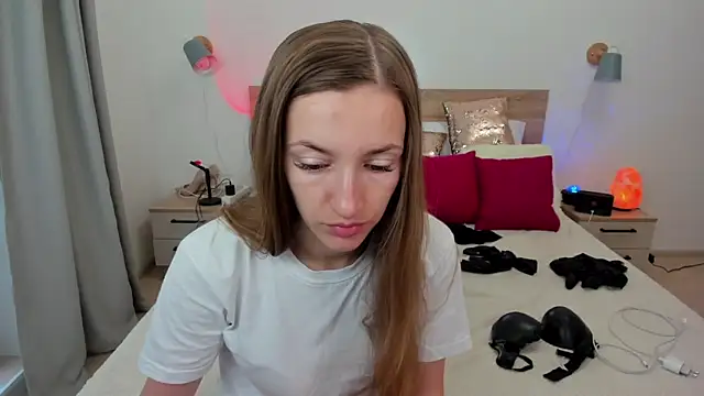 KateRedgar online show from September 17, 2025, 9:33 am