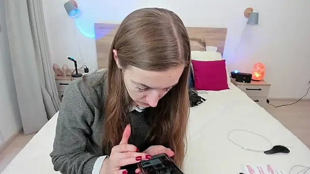 KateRedgar online show from October 6, 2025, 7:28 am